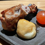 とり茶太郎 - ホロホロ鳥手羽元燻製、比内地鶏金柑燻製、スカルモツァ