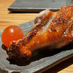 とり茶太郎 - ホロホロ鳥手羽元燻製、比内地鶏金柑燻製、スカルモツァ