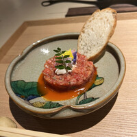 きたん 韻 - 2.タルタル
                    ユッケのようなタルタルの調理法で仕上げた逸品。松坂牛のリブマキ、リブシン、宮崎牛のイチボを包丁で細かく叩いてエシャロットとケッパーで味付け。