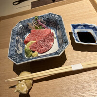 きたん 韻 - 3.刺身　軽く昆布締め。
                    手前は松坂牛のハラミ。奥ピンク色のお肉は宮崎牛のヒウチ（トモ三角）トロけるようなお刺身。