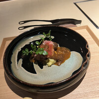 きたん 韻 - 4.シチュー
                      和牛の牛テールをじっくり煮込んだシチュー
                      生物続いたので火を入れた料理。
                      牛テールとブリスケをタタキにしてさつまいものピューレ。火を入れたお肉の甘さを感じ取れる逸品。