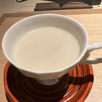 きたん 韻 - 1.スープ
                    肉の骨と水で炊き上げ食事開始30分前に蛤を入れたスープ。塩や出汁など一切調味料使わず、材料はお肉と水と蛤のみ。素材の良さを感じる。