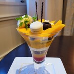 東京ステーションホテル ロビーラウンジ - マンゴーとパッションフルーツのパフェマンゴーココナッツのアイスクリーム添え 