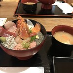 魚河岸 丸天 - 上海鮮丼と渡蟹の味噌汁