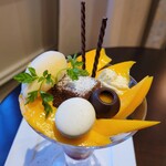 東京ステーションホテル ロビーラウンジ - マンゴーとパッションフルーツのパフェマンゴーココナッツのアイスクリーム添え 