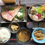 魚ゼンゾウ - 日替まかない定食（赤魚の粕漬焼とお刺身 上州どりとゴボウの煮物）