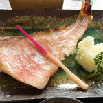 魚ゼンゾウ - 日替まかない定食（赤魚の粕漬焼とお刺身 上州どりとゴボウの煮物）