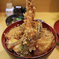 北新地 天富 - W海老天丼(2,000円)
                    海老2尾･白身魚の大葉包み･イカ
                    蓮根･ピーマン･茄子･かぼちゃ