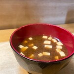 天ぷらと天丼 五島 - 赤だしの豆腐のお味噌汁