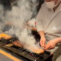 とり茶太郎 - 燻される店主　手が届く程目の前で焼かれますが、換気扇が強力な為、客席で煙を浴びる事は全くの皆無！その証拠に煙が急激くの時上昇してるのがお判り頂けるかと！