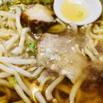 富田屋 - 中華そば
      自家製焼き豚
      卓上の白胡椒をかけて