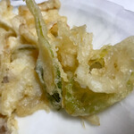 富田屋 - 玉ネギ(油)
      葱と共にかき揚げ風