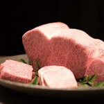 USHIGORO S. - まずは高級焼肉店では今や当たり前となった、最高級肉とのご対面