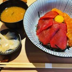 鮨仙酢 本店 大阪駅前 - 赤だしとガリ付き。