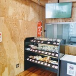 おにぎりの桃太郎 - レジ横に陳列されています。