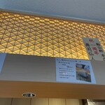 鮨仙酢 本店 - カウンターとテーブル席。