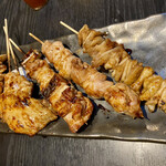 鯨屋 - 焼鳥の盛り合わせ(タレ)@850円(税抜)