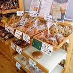おにぎりの桃太郎 - 桑ぱんさんのパンも販売してます。