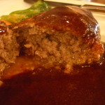 Hambaguhausu Kirakuya - ナイフを入れると、中から肉汁が溢れ出します