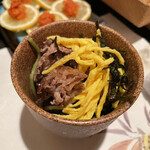 Nishiazabu Mogura - そばのパリパリ食感と肉の旨味が甘い麺つゆと合います。