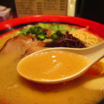 豚そば　成 - スープの色は、豚頭のみを使用し、やや茶色を帯びた白濁色だ