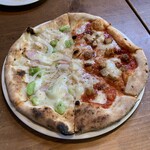 Pizzeria 39 - ハーフ&ハーフ（パンチェッタと空豆と赤玉ねぎ&ンドゥイヤ）2022.5