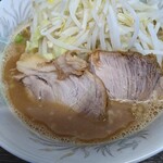 ラーメン二郎 - 小振りだが旨い豚。