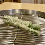 Tempura Shimomura - インゲン 大葉巻き
                        夏野菜ですね♪
                        軽い火の入りでインゲン豆の瑞々しさがシャキシャキとしながら感じられます♪
                        これも塩だな。