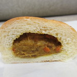 ボンジュールモジョモジョ - 焼きカレーパン　カット