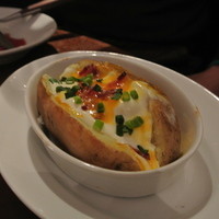 37 Steakhouse & Bar - サワークリームとチーズたっぷりのベイクドポテト