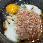 はなまるうどん - トロ玉ぶっかけうどん、最後にカツ節入れました