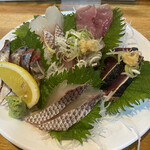 Sushi Izakaya Yashima - 首折れサバ　イカ　アカバラ　カツオ　タイ　トビウオ(真ん中)