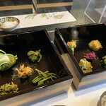 郷土料理ともん - 綺麗な山菜たち、この次に怒涛の天ぷら軍団