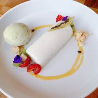 ザ タヴァン グリル＆ラウンジ - フロマージュブランのムースキウイフルーツのソルベパッションフルーツのソース