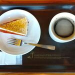 スターバックス・コーヒー - アメリカーノ＆洋梨とアップルのカスタードシブーストケーキ