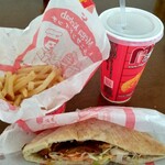 Mega Kebab 岩倉店 - 開けるとこんな感じ。ポテトの味が薄い。薄味好みだけど、ブラックペッパーをかけちゃいました。