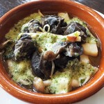 スペイン料理とワイン アリオンダス - カラコレス（エスカルゴとキノコのアヒージョ）