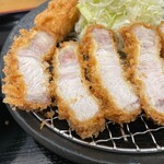 とんかつ 栄ちゃん - レフトサイド。赤身多め。