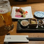 吉翔 - 生ビール、お通し、刺身盛り合わせ