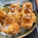 とんかつ 栄ちゃん - 脂身とソースをご飯と共に頬張る極上の幸せ