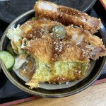 とんかつ 栄ちゃん - ソースは控えめにかけるのがおすすめ。