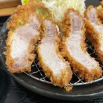 とんかつ 栄ちゃん - レフトサイド。濃く深い甘味の赤身。