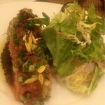 厚切りサーモンの瞬間燻製　温泉卵添え