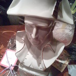 バー クラスター - ユニークなボトルも置かれており、ちょっと手に取って見てみた