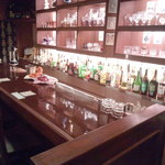 バー クラスター - カウンター、テーブル・ソファのボックス席の構成。照明は少し暗めでゆったり感あり