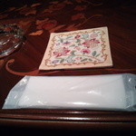 バー クラスター - 上品でシックな艶のある木目主体 オシャレな雰囲気と、落ち着いたしっとり感ある空気