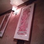 バー クラスター - 壁は土塗り風に仕上げられ、暖色系のやわらかい色調。