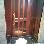 バー クラスター - 整った木の造りで高級感あり、落ち着いた面持ちです。