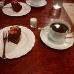 シティーライト - ノアール(右)   ノアケーキ(左)