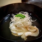 新ばし 星野 - 虎魚のお椀。圧巻。お出汁を引かず、虎魚のアラ出汁のみ。浮輪や内臓も美味しい部分は全て入れる大胆なお椀。アンビリーバボー。